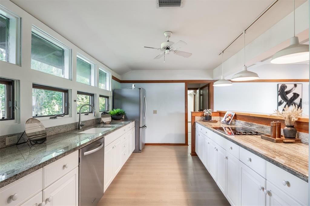 En Venta: $999,000 (3 camas, 2 baños, 2556 Pies cuadrados)