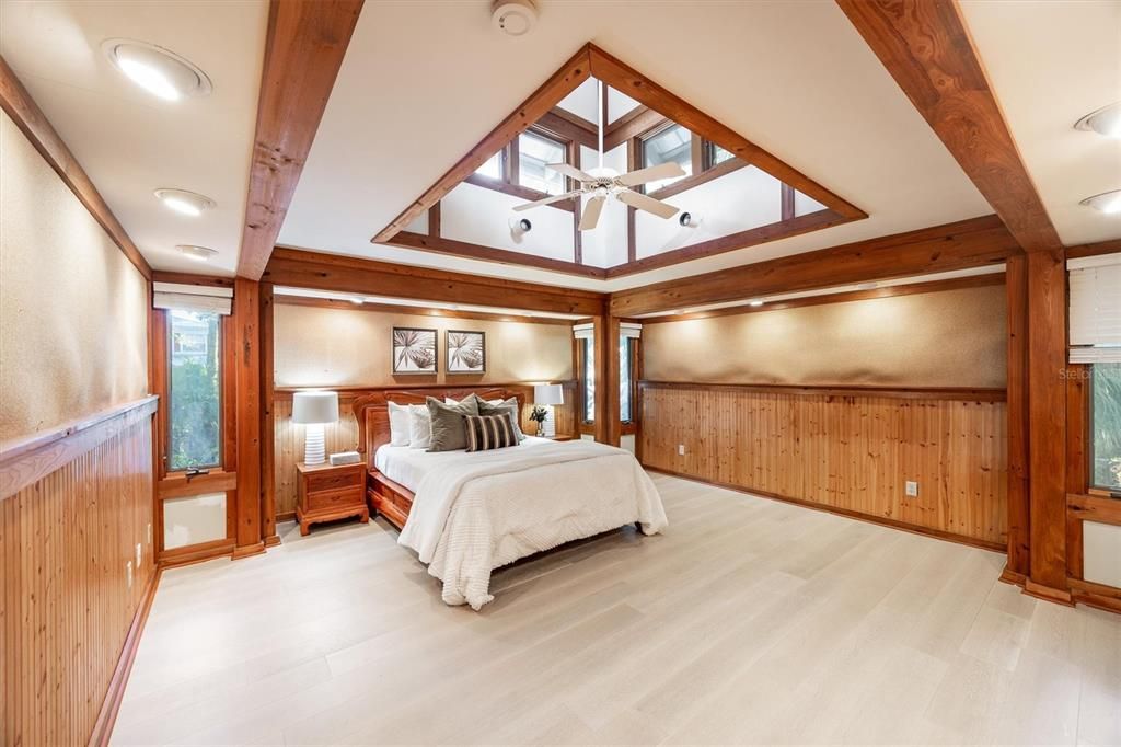 En Venta: $999,000 (3 camas, 2 baños, 2556 Pies cuadrados)