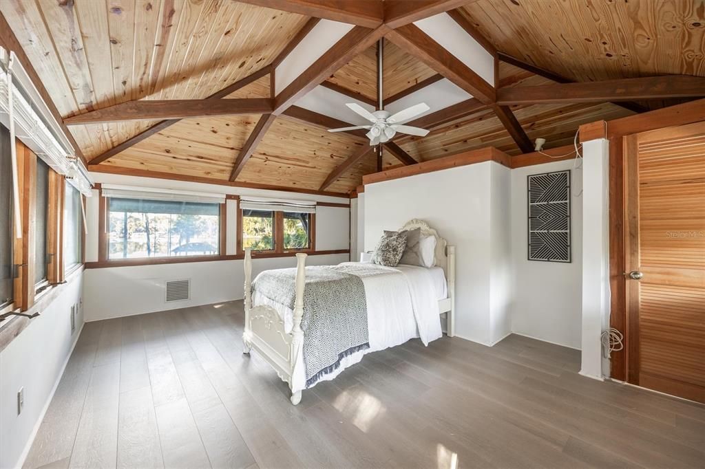 En Venta: $999,000 (3 camas, 2 baños, 2556 Pies cuadrados)