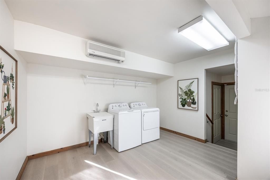 En Venta: $999,000 (3 camas, 2 baños, 2556 Pies cuadrados)