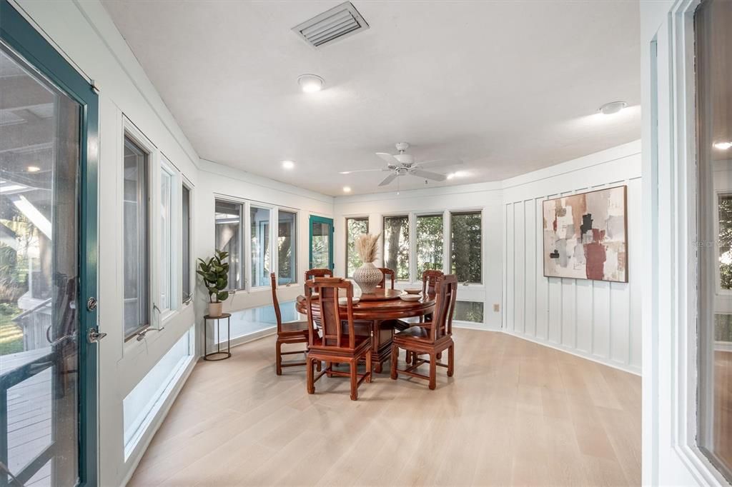 En Venta: $999,000 (3 camas, 2 baños, 2556 Pies cuadrados)