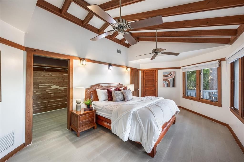 En Venta: $999,000 (3 camas, 2 baños, 2556 Pies cuadrados)