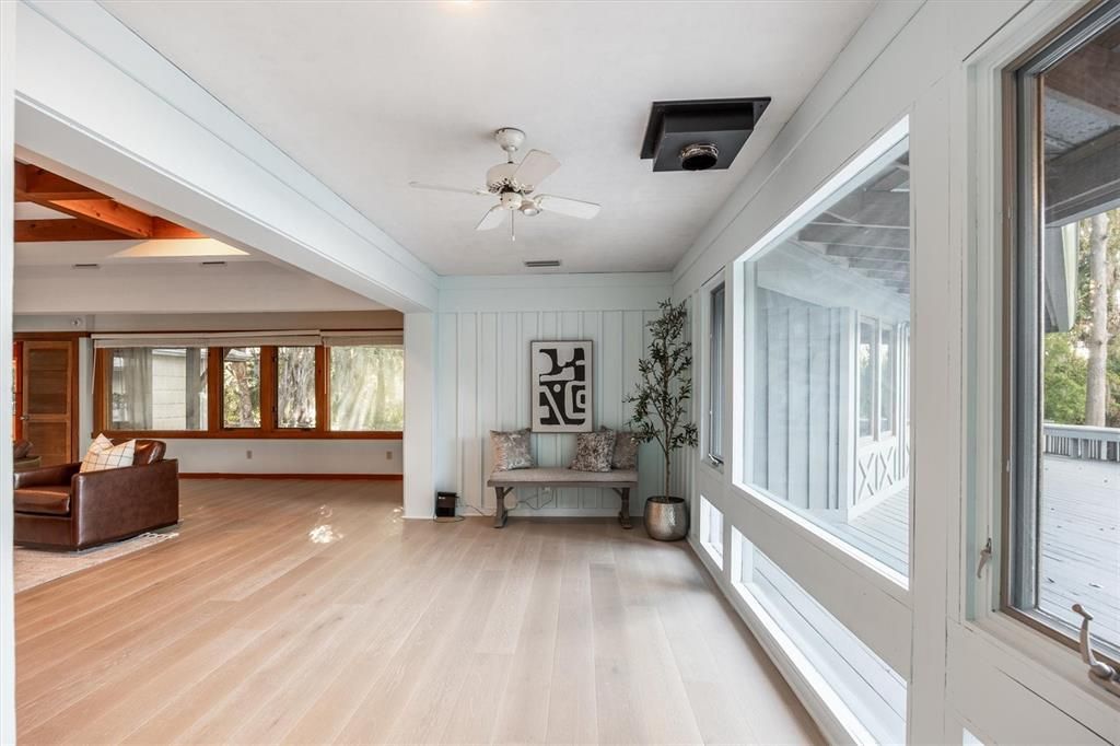 En Venta: $999,000 (3 camas, 2 baños, 2556 Pies cuadrados)