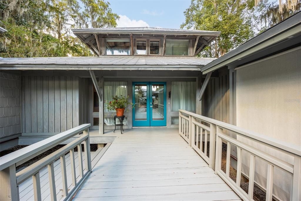 En Venta: $999,000 (3 camas, 2 baños, 2556 Pies cuadrados)