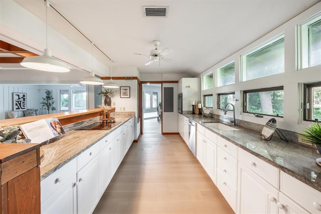 En Venta: $999,000 (3 camas, 2 baños, 2556 Pies cuadrados)