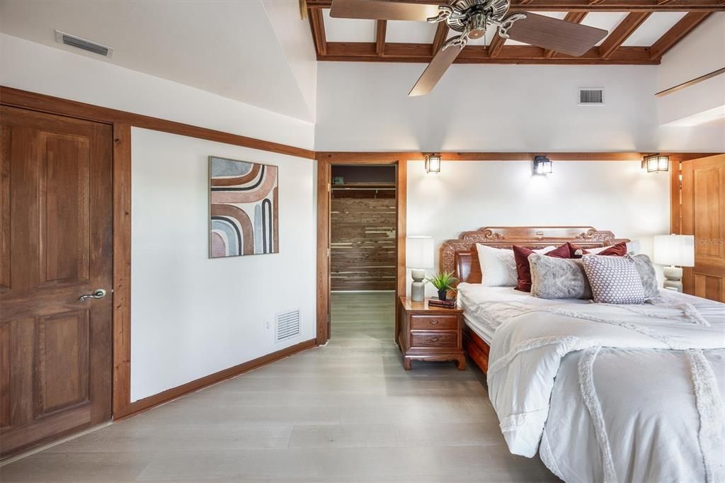 En Venta: $999,000 (3 camas, 2 baños, 2556 Pies cuadrados)