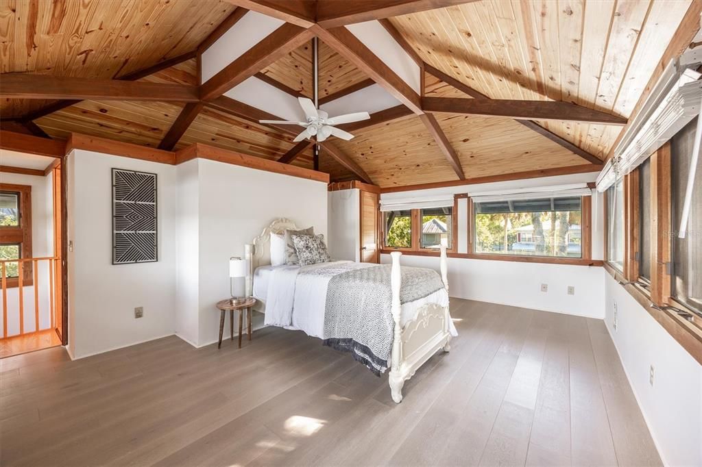 En Venta: $999,000 (3 camas, 2 baños, 2556 Pies cuadrados)