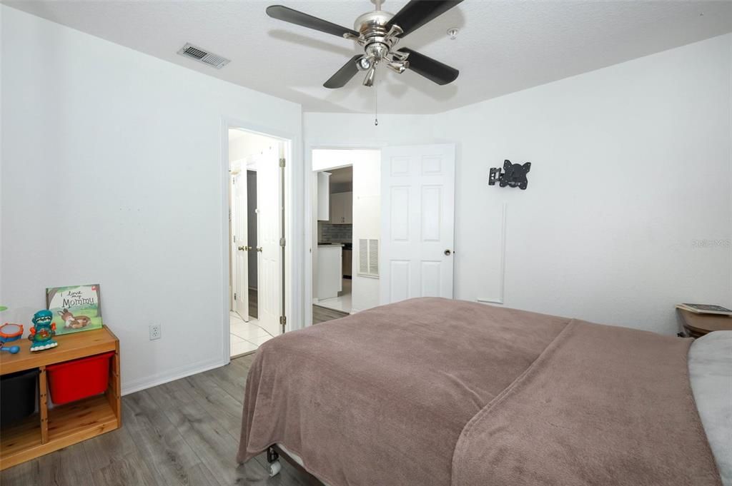 Active With Contract: $224,900 (3 beds, 2 baths, 1151 Square Feet)