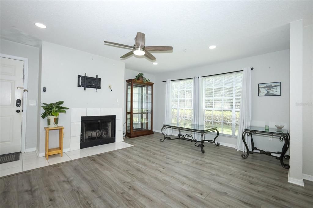 Active With Contract: $224,900 (3 beds, 2 baths, 1151 Square Feet)
