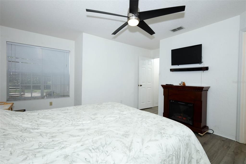 Active With Contract: $224,900 (3 beds, 2 baths, 1151 Square Feet)