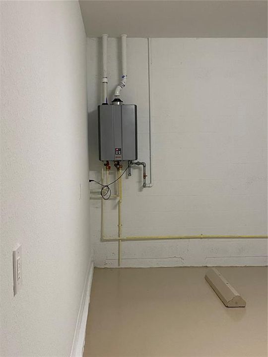 For Rent: $3,000 (2 beds, 2 baths, 1950 Square Feet)