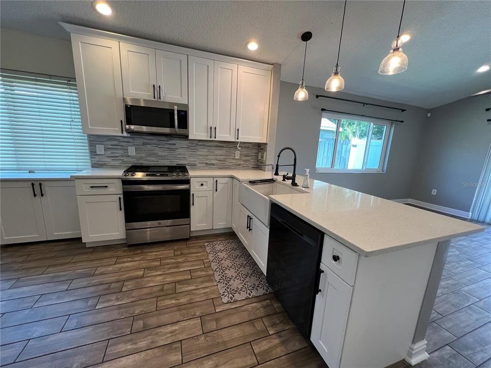 Active With Contract: $2,750 (3 beds, 2 baths, 1578 Square Feet)