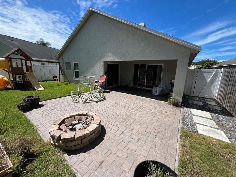 Active With Contract: $2,750 (3 beds, 2 baths, 1578 Square Feet)