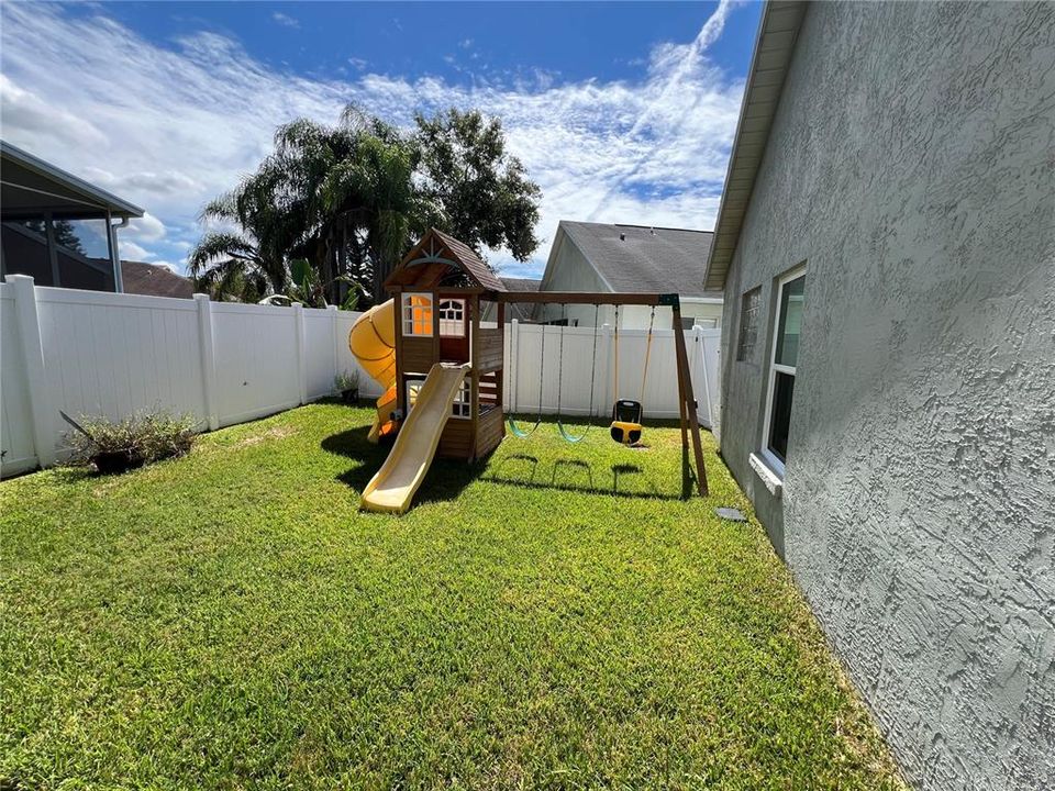 Active With Contract: $2,750 (3 beds, 2 baths, 1578 Square Feet)