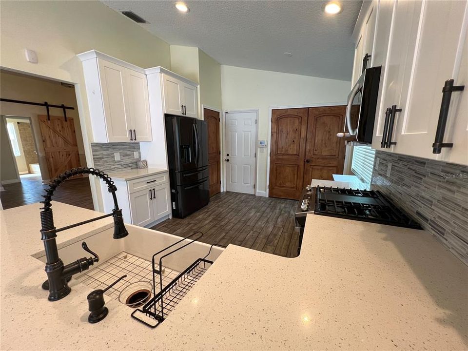 Active With Contract: $2,750 (3 beds, 2 baths, 1578 Square Feet)