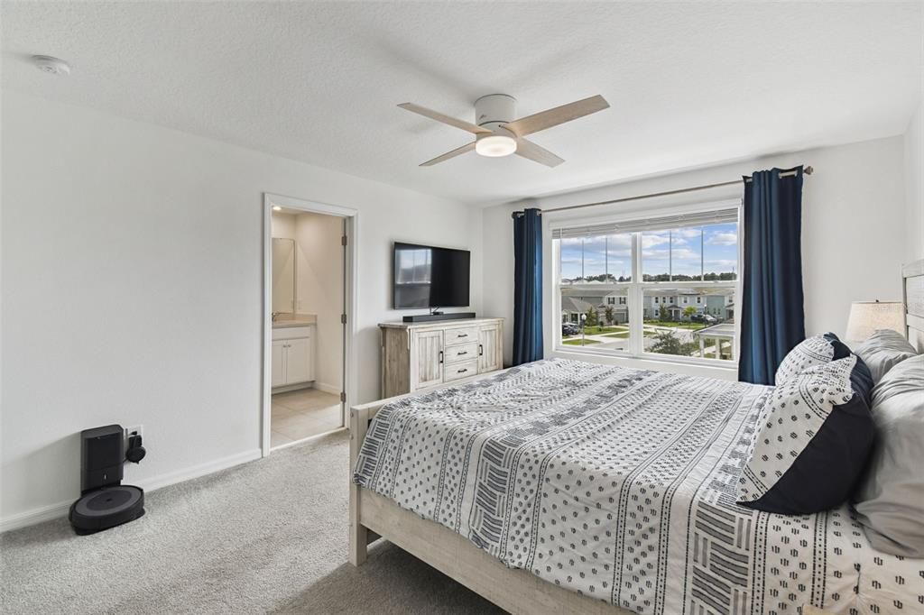 Под контрактом: $370,000 (4 спален, 2 ванн, 1685 Квадратных фут)