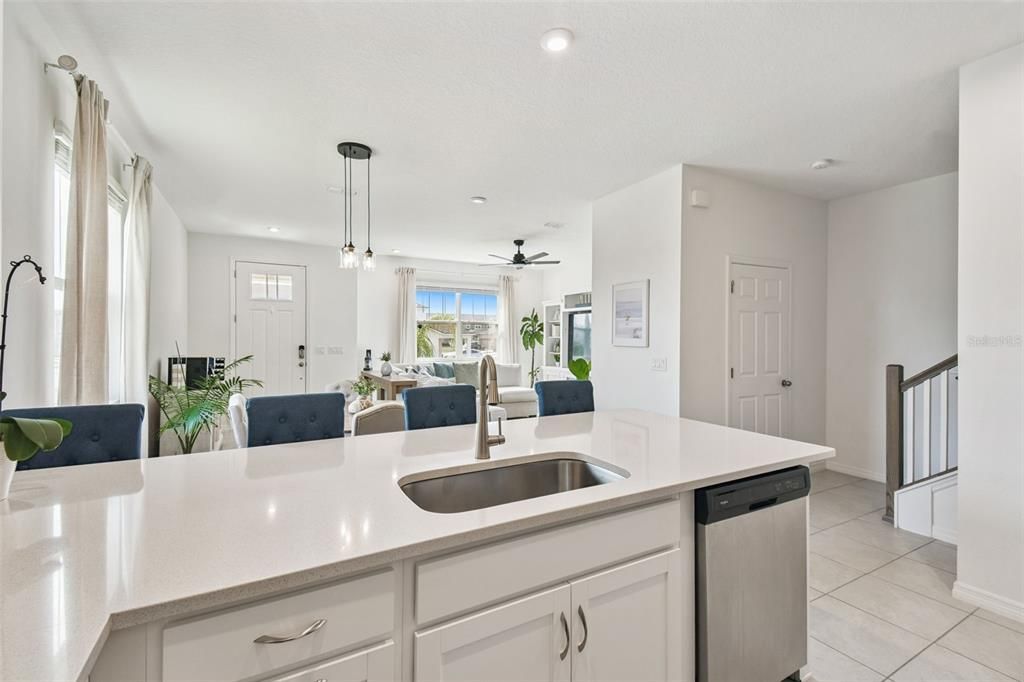 Под контрактом: $370,000 (4 спален, 2 ванн, 1685 Квадратных фут)