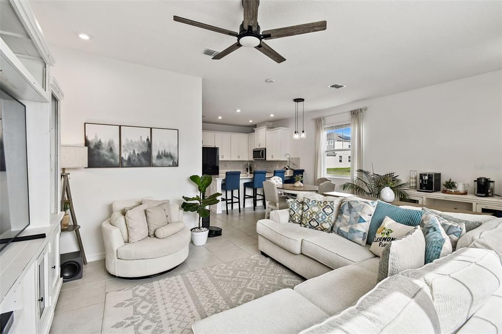 Под контрактом: $370,000 (4 спален, 2 ванн, 1685 Квадратных фут)