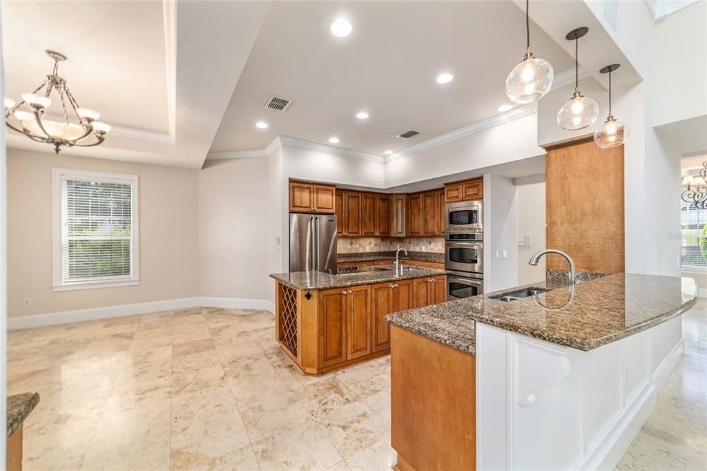 合同活跃: $1,650,000 (5 贝兹, 4 浴室, 5214 平方英尺)