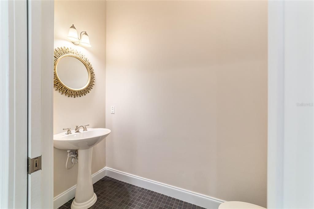 合同活跃: $1,650,000 (5 贝兹, 4 浴室, 5214 平方英尺)