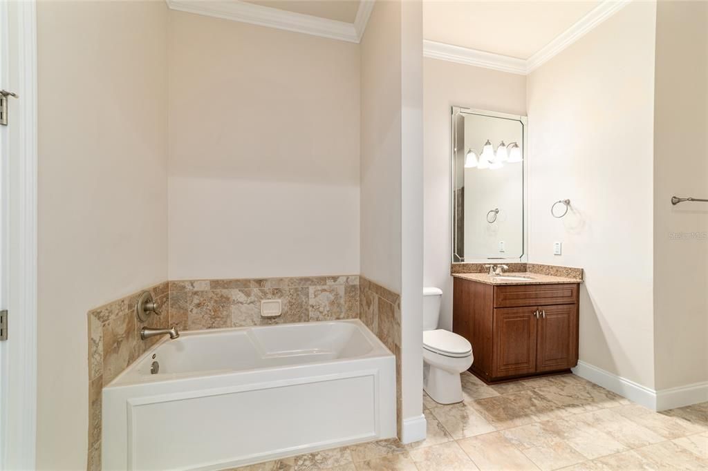 合同活跃: $1,650,000 (5 贝兹, 4 浴室, 5214 平方英尺)