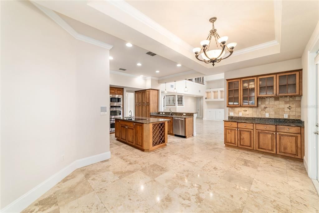 合同活跃: $1,650,000 (5 贝兹, 4 浴室, 5214 平方英尺)