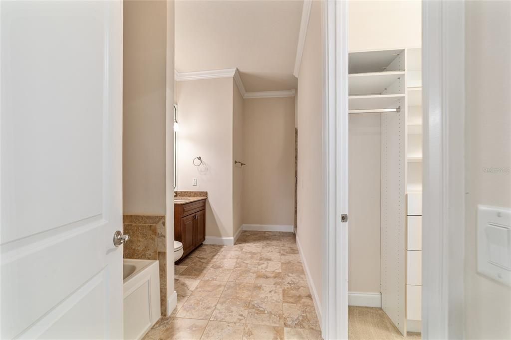 合同活跃: $1,650,000 (5 贝兹, 4 浴室, 5214 平方英尺)