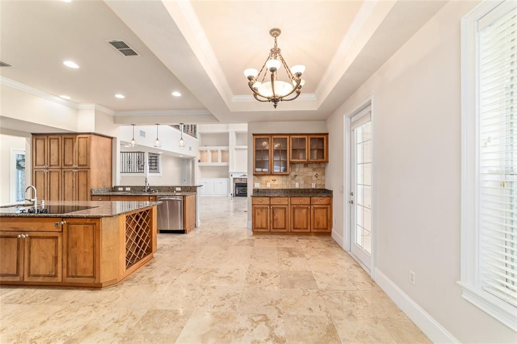 合同活跃: $1,650,000 (5 贝兹, 4 浴室, 5214 平方英尺)