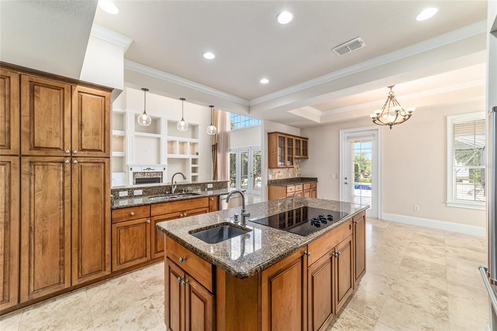 合同活跃: $1,650,000 (5 贝兹, 4 浴室, 5214 平方英尺)