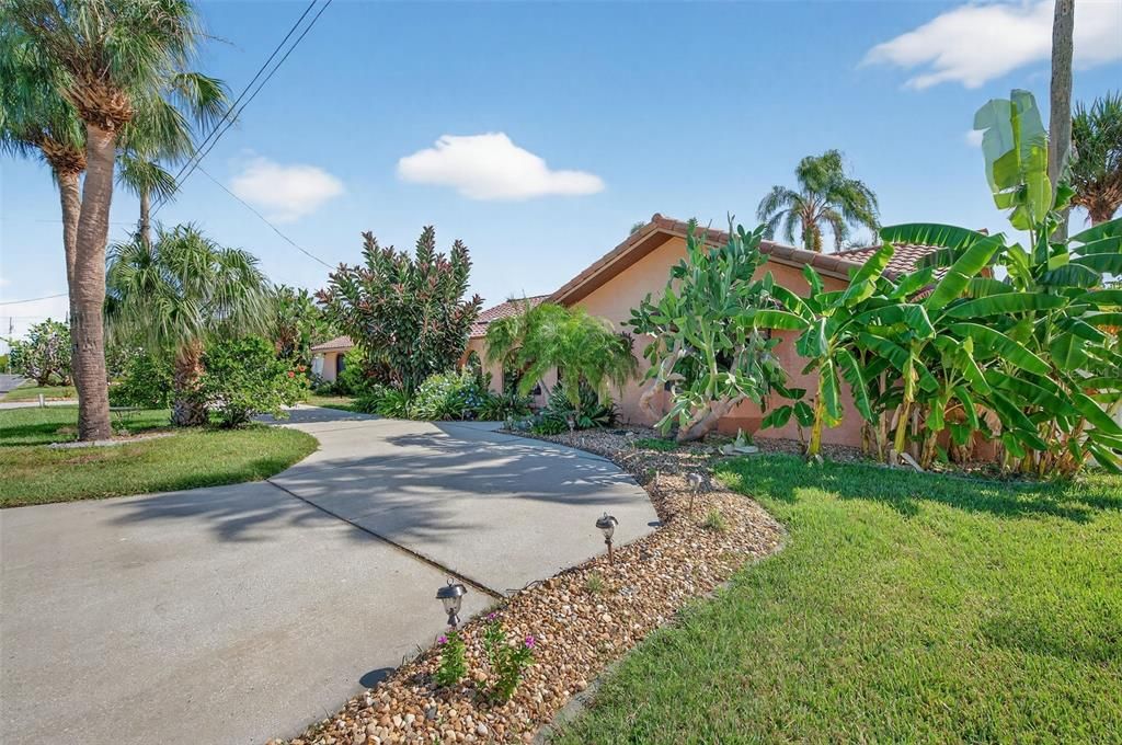 Active With Contract: $619,900 (3 beds, 4 baths, 2090 Square Feet)