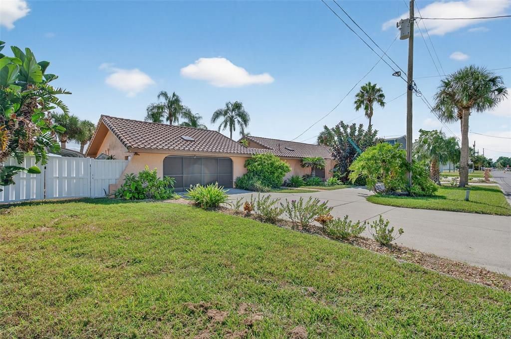 Active With Contract: $619,900 (3 beds, 4 baths, 2090 Square Feet)