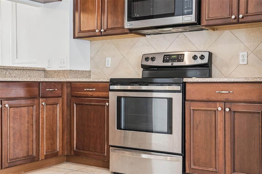 For Sale: $410,000 (3 beds, 3 baths, 2388 Square Feet)