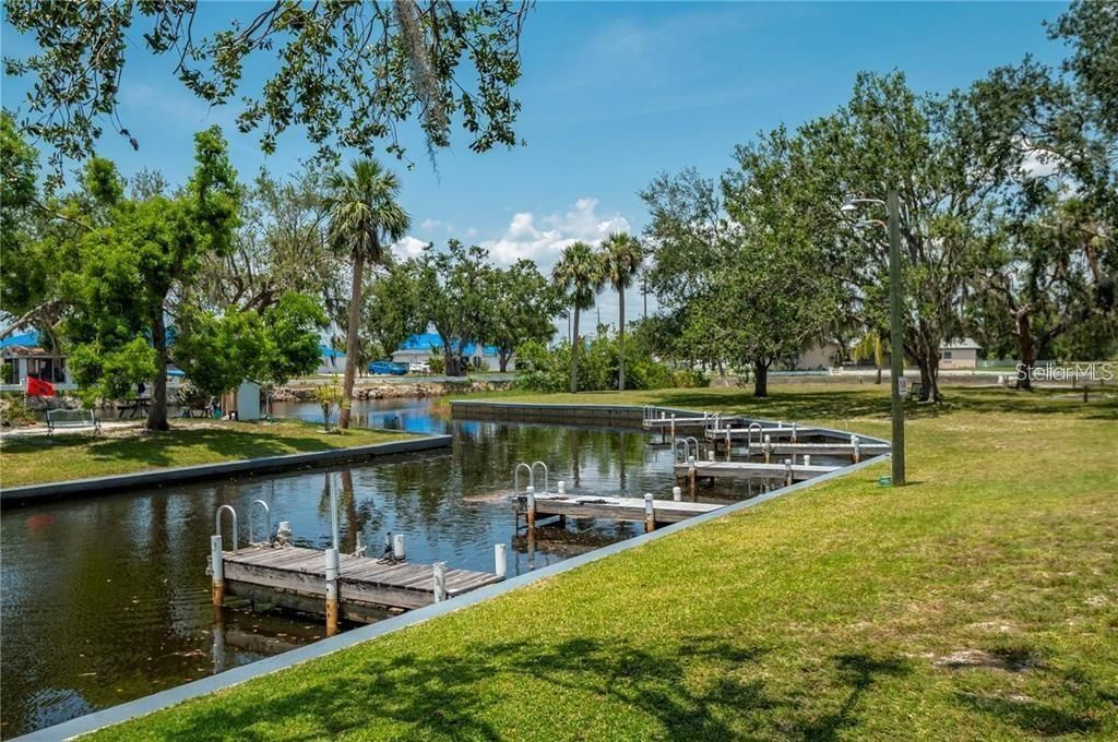 На продажу: $105,900 (2 спален, 2 ванн, 1056 Квадратных фут)