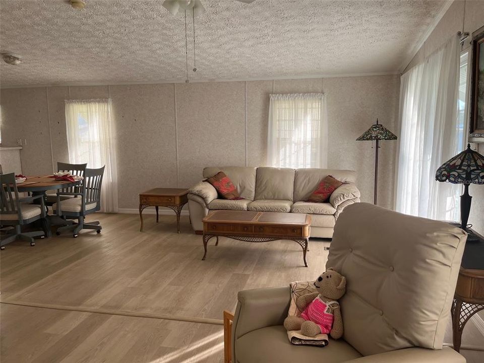 На продажу: $105,900 (2 спален, 2 ванн, 1056 Квадратных фут)