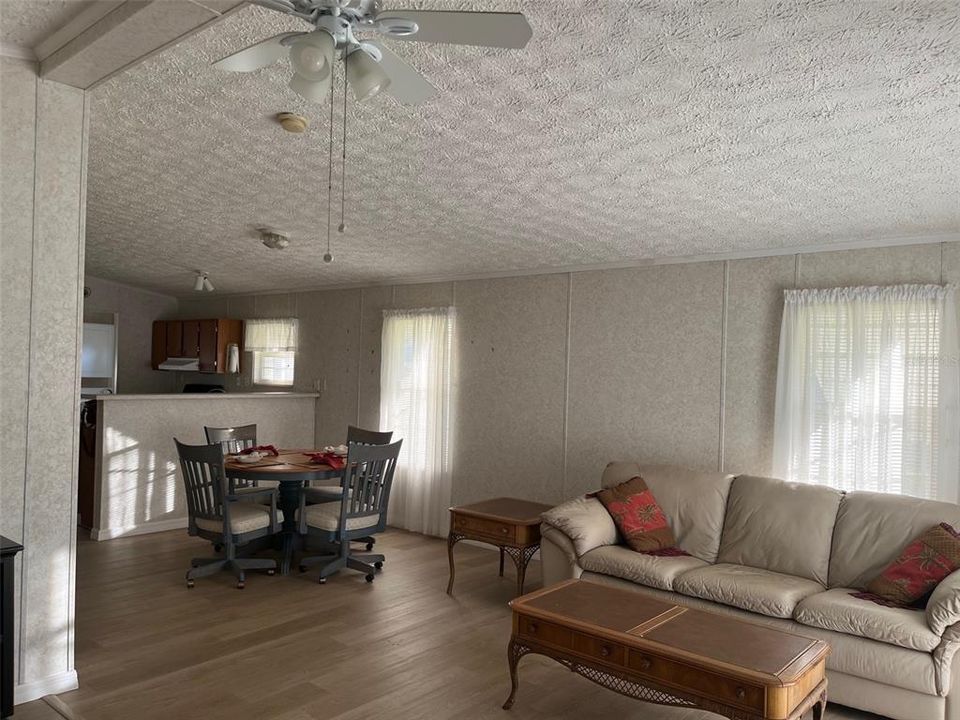 На продажу: $105,900 (2 спален, 2 ванн, 1056 Квадратных фут)