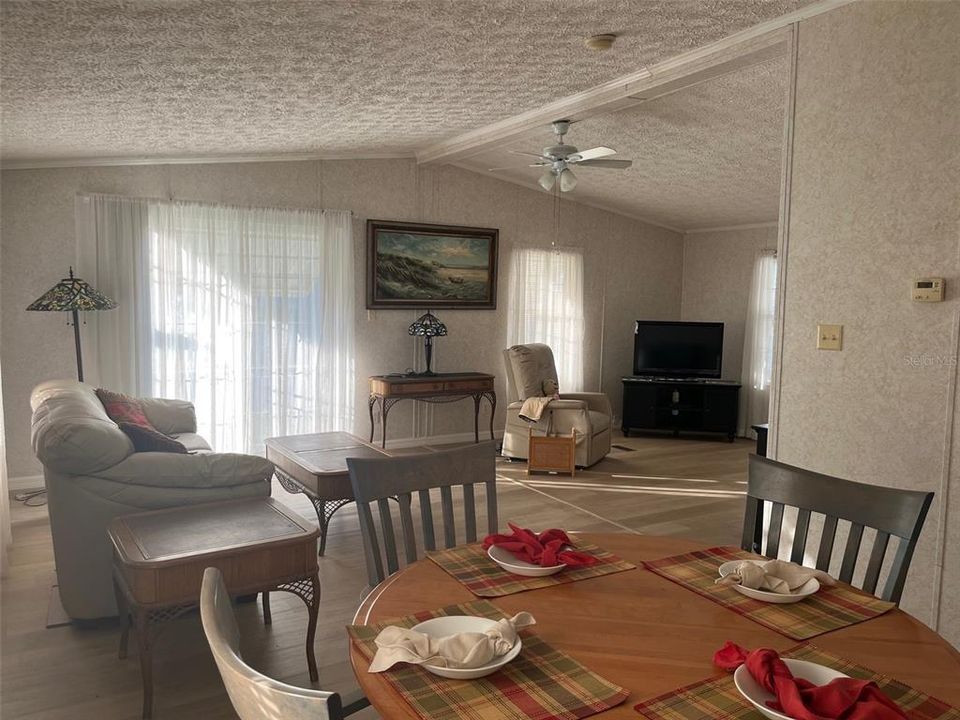 На продажу: $105,900 (2 спален, 2 ванн, 1056 Квадратных фут)