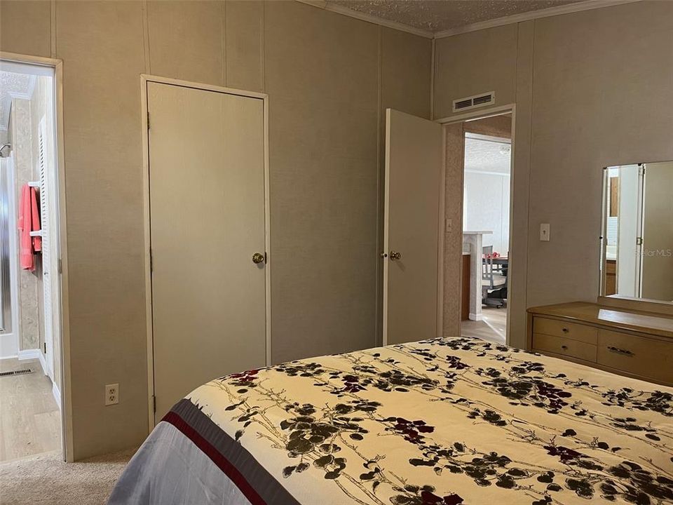 На продажу: $105,900 (2 спален, 2 ванн, 1056 Квадратных фут)