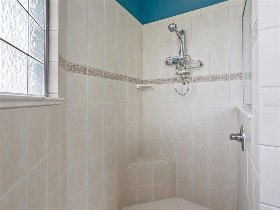 En Venta: $525,000 (3 camas, 2 baños, 2645 Pies cuadrados)