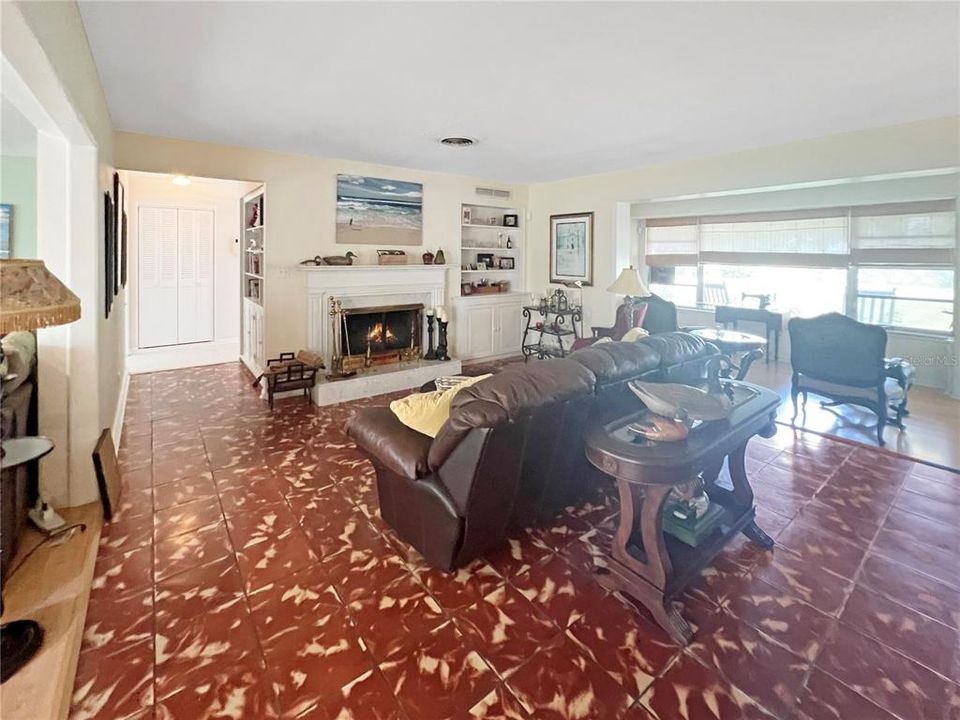 Active With Contract: $375,000 (2 beds, 2 baths, 1975 Square Feet)