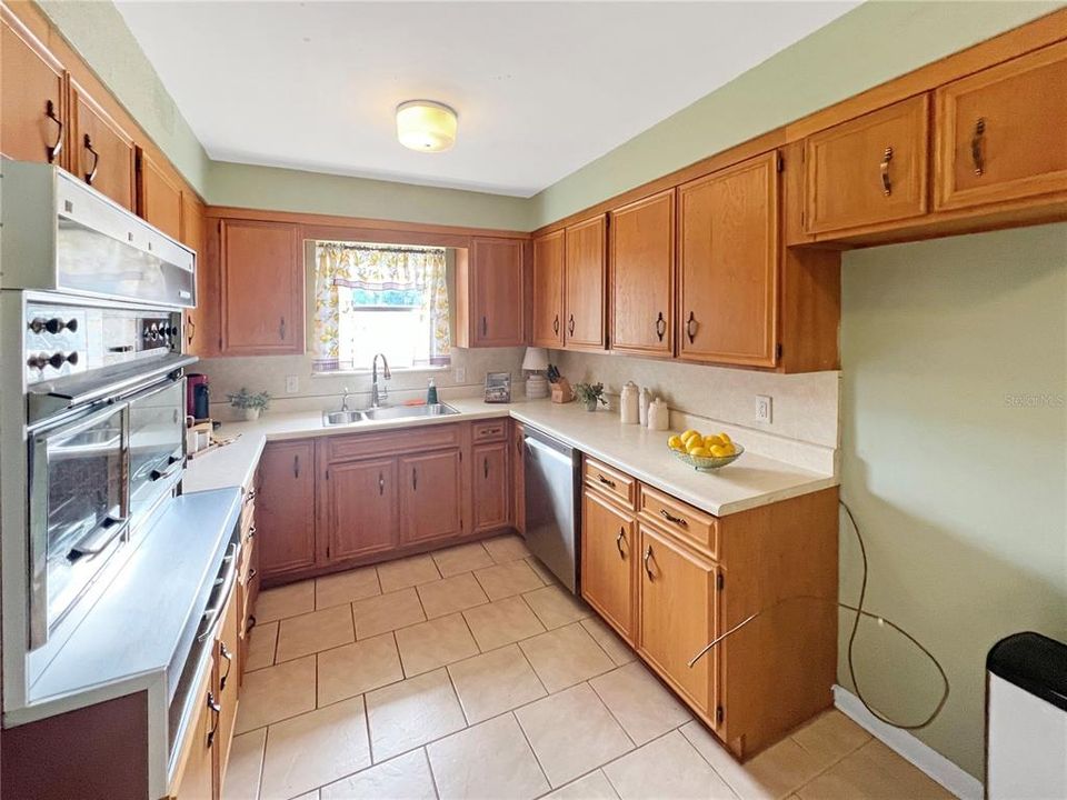 Active With Contract: $375,000 (2 beds, 2 baths, 1975 Square Feet)