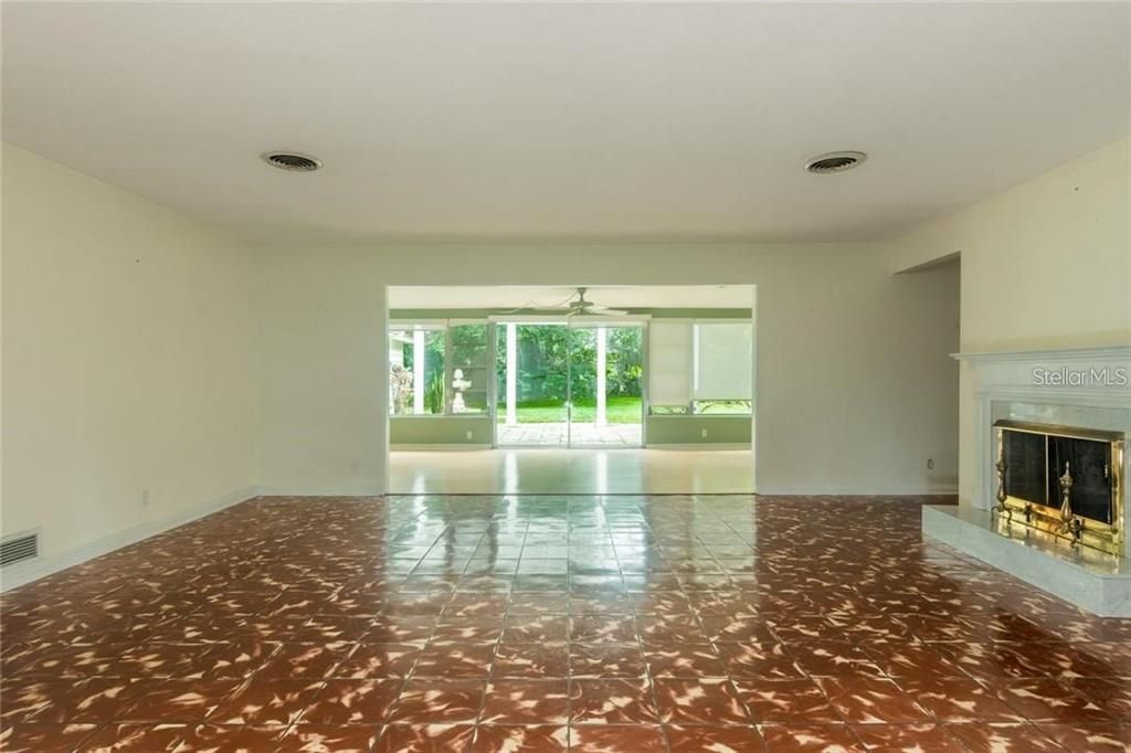 Active With Contract: $375,000 (2 beds, 2 baths, 1975 Square Feet)