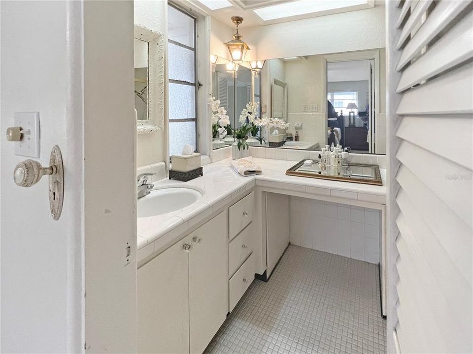 Active With Contract: $375,000 (2 beds, 2 baths, 1975 Square Feet)