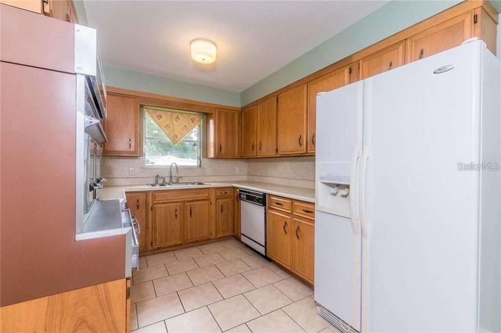 Active With Contract: $375,000 (2 beds, 2 baths, 1975 Square Feet)