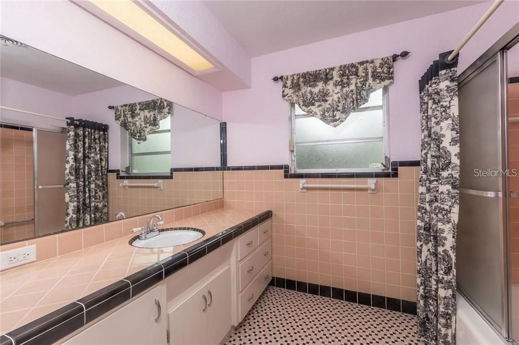 Active With Contract: $375,000 (2 beds, 2 baths, 1975 Square Feet)