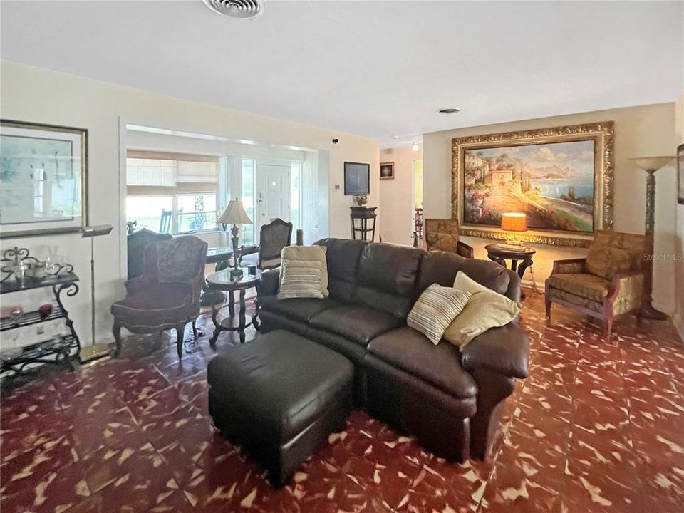 Active With Contract: $375,000 (2 beds, 2 baths, 1975 Square Feet)