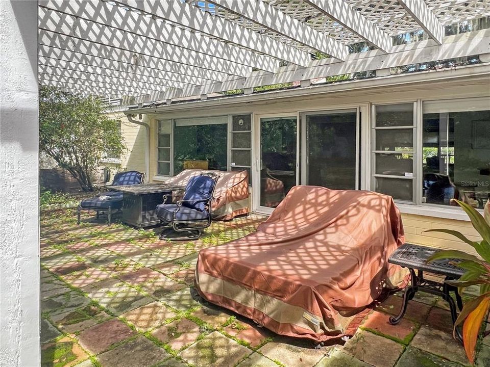 Active With Contract: $375,000 (2 beds, 2 baths, 1975 Square Feet)