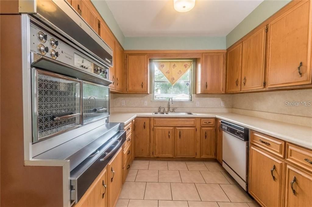 Active With Contract: $375,000 (2 beds, 2 baths, 1975 Square Feet)