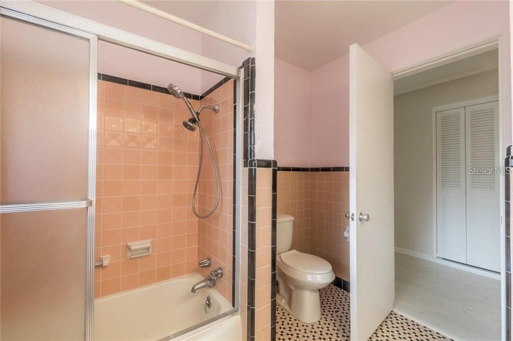 Active With Contract: $375,000 (2 beds, 2 baths, 1975 Square Feet)