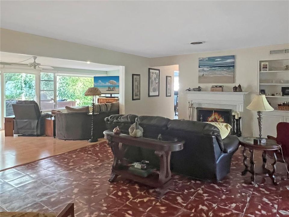 Active With Contract: $375,000 (2 beds, 2 baths, 1975 Square Feet)