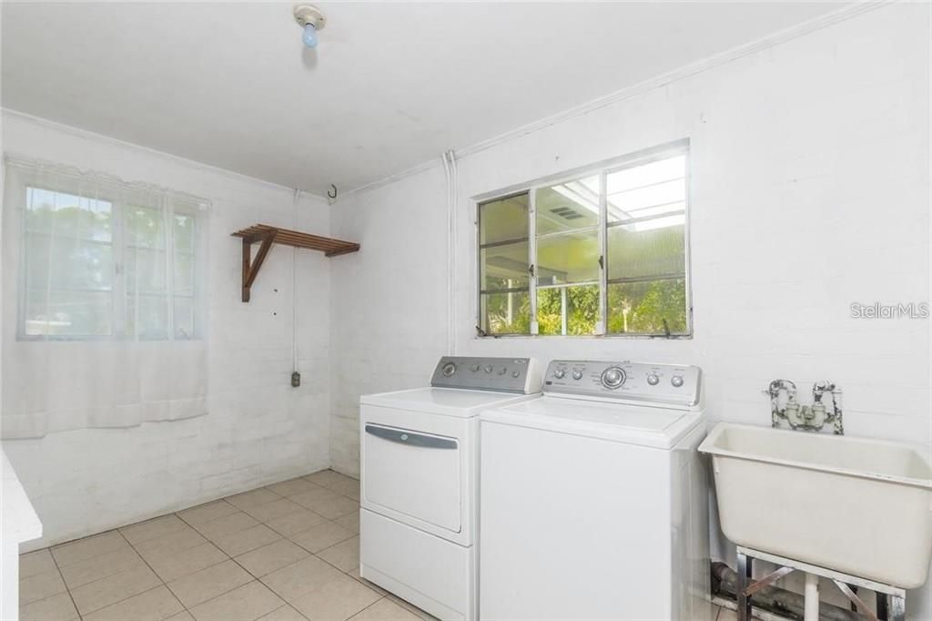 Active With Contract: $375,000 (2 beds, 2 baths, 1975 Square Feet)